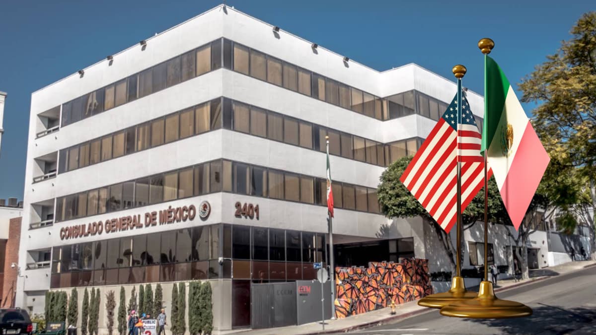 Consulado de México con las banderas de México y Estados Unidos