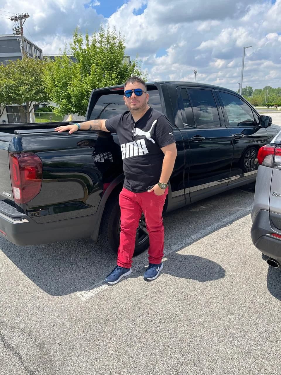 Conductor de Morera Transport junto a su camioneta Honda Ridgeline