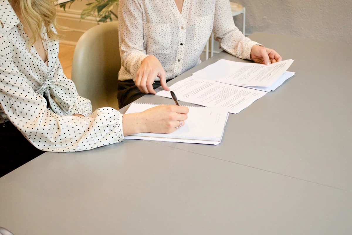 Persona recibiendo ayuda para completar y firmar documentos