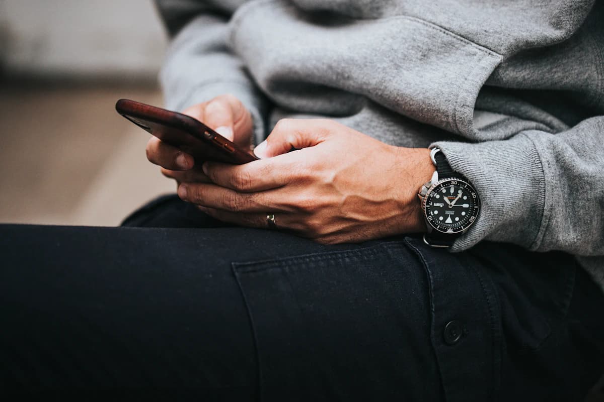 Persona escribiendo un mensaje en su celular